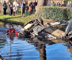 Automobilist belandt op zijn kop in het water