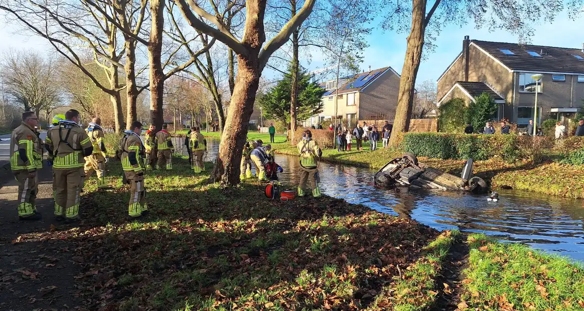 Automobilist belandt op zijn kop in het water - Foto 1