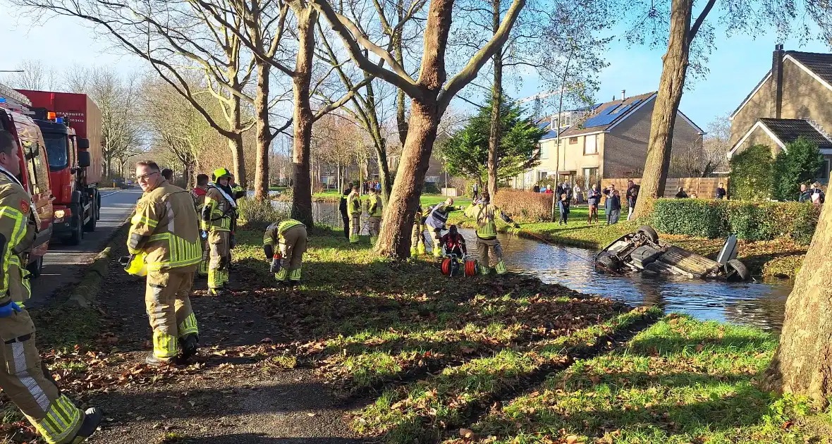 Automobilist belandt op zijn kop in het water - Foto 3