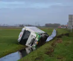 Vrachtwagen gekanteld in sloot naast snelweg