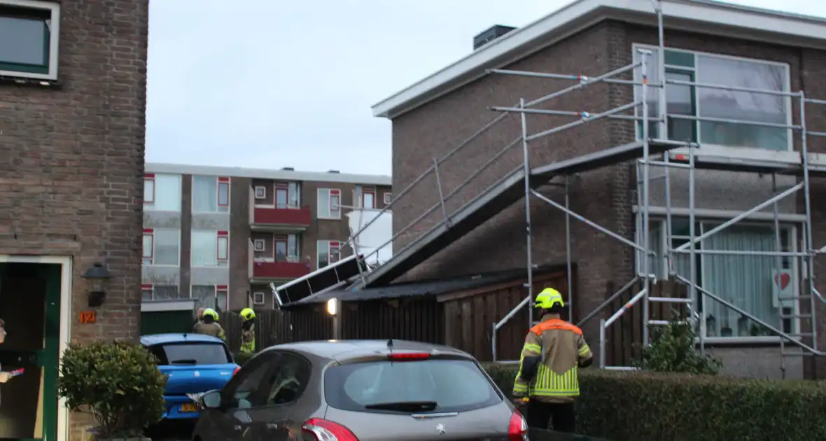 Hulpdiensten ingezet voor omgewaaide steiger - Foto 2