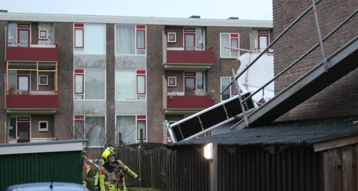 Hulpdiensten ingezet voor omgewaaide steiger - Foto 6