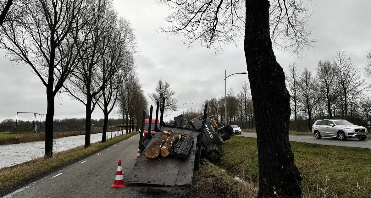 Graafmachine kantelt en komt in sloot terecht