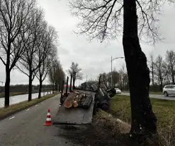 Graafmachine kantelt en komt in sloot terecht