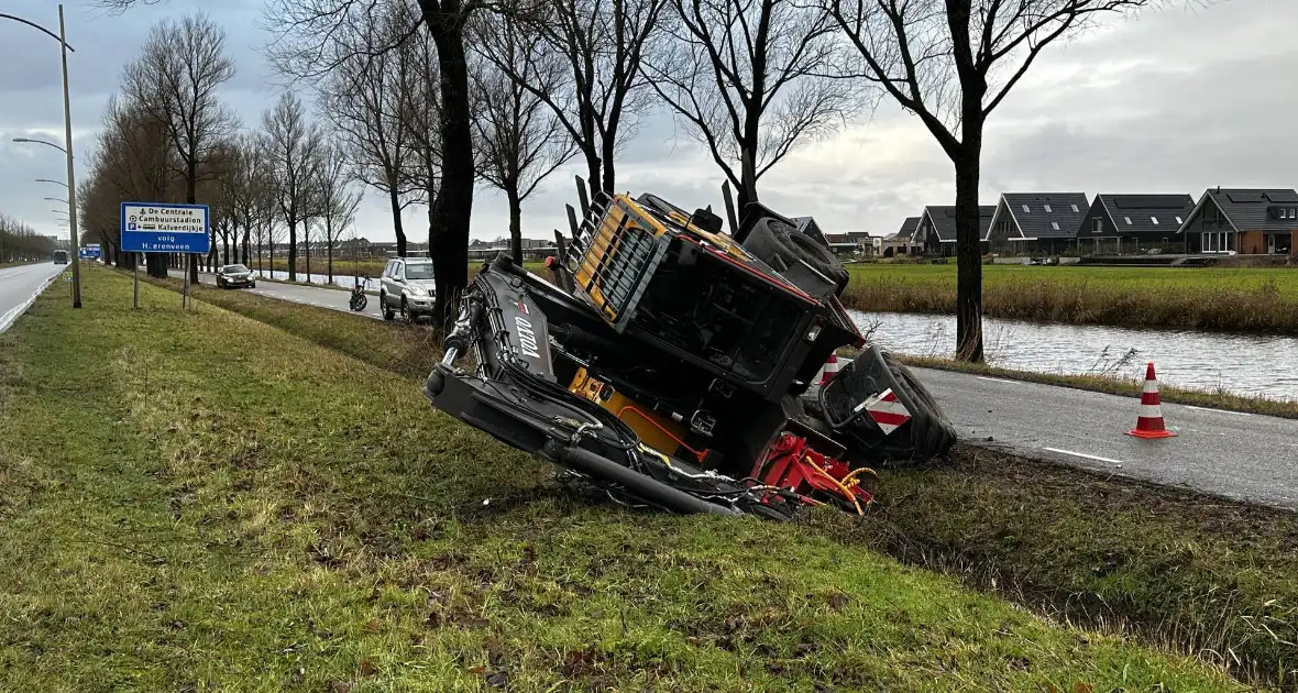 Graafmachine kantelt en komt in sloot terecht - Foto 2