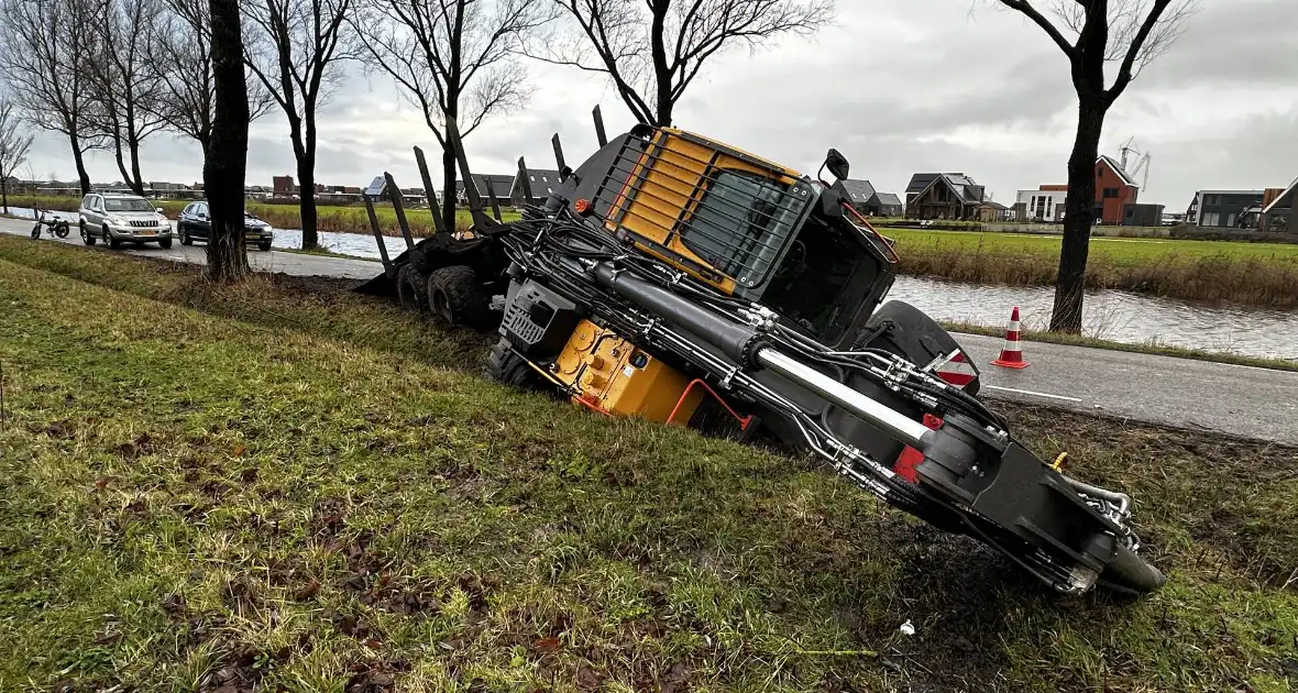 Graafmachine kantelt en komt in sloot terecht - Foto 3