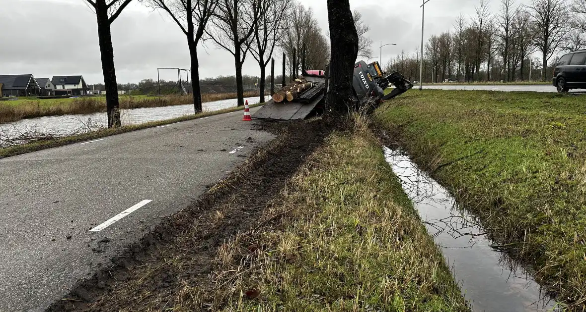 Graafmachine kantelt en komt in sloot terecht - Foto 4