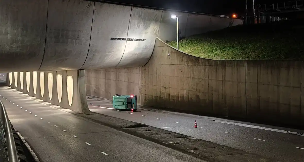 Bestelbus belandt op zijkant - Foto 1