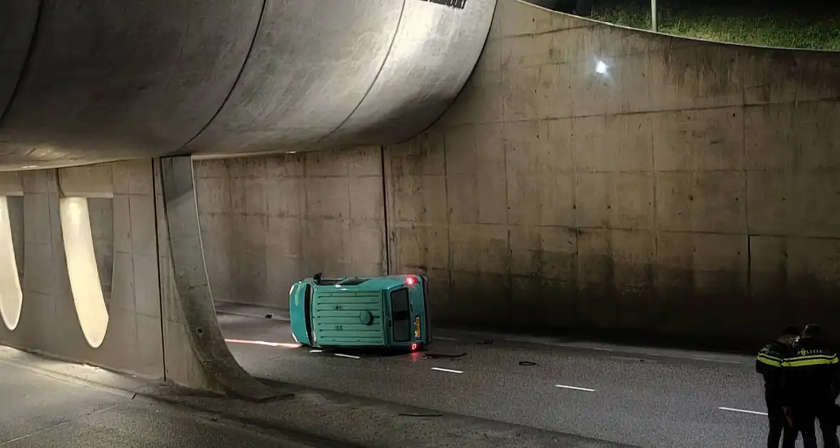 Bestelbus belandt op zijkant - Foto 3