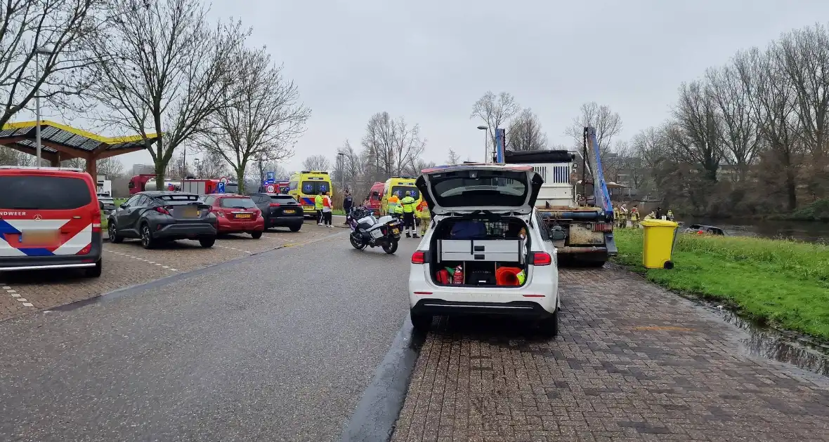 Automobiliste rijdt de Watering in