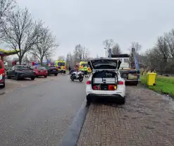 Automobiliste rijdt de Watering in