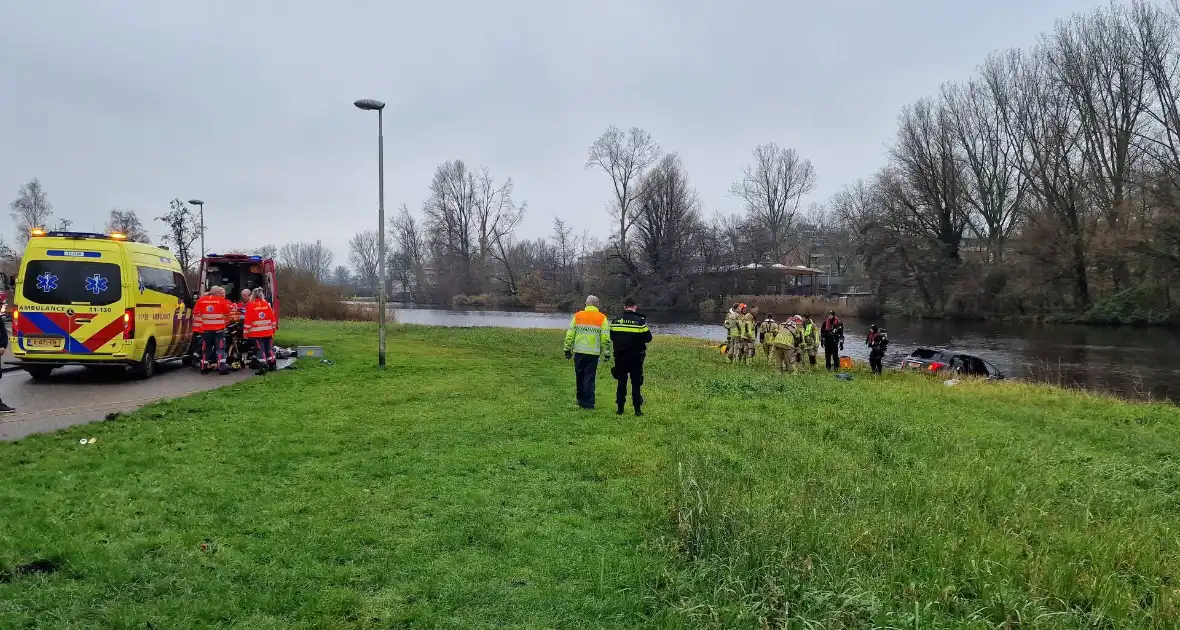 Automobiliste rijdt de Watering in - Foto 1