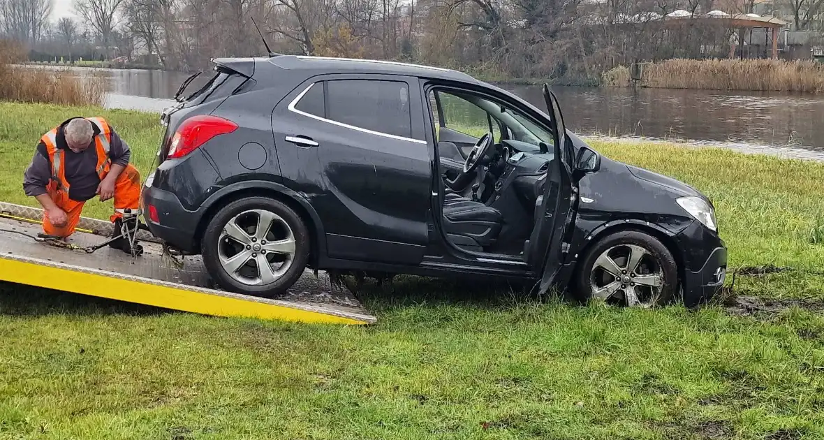 Automobiliste rijdt de Watering in - Foto 10