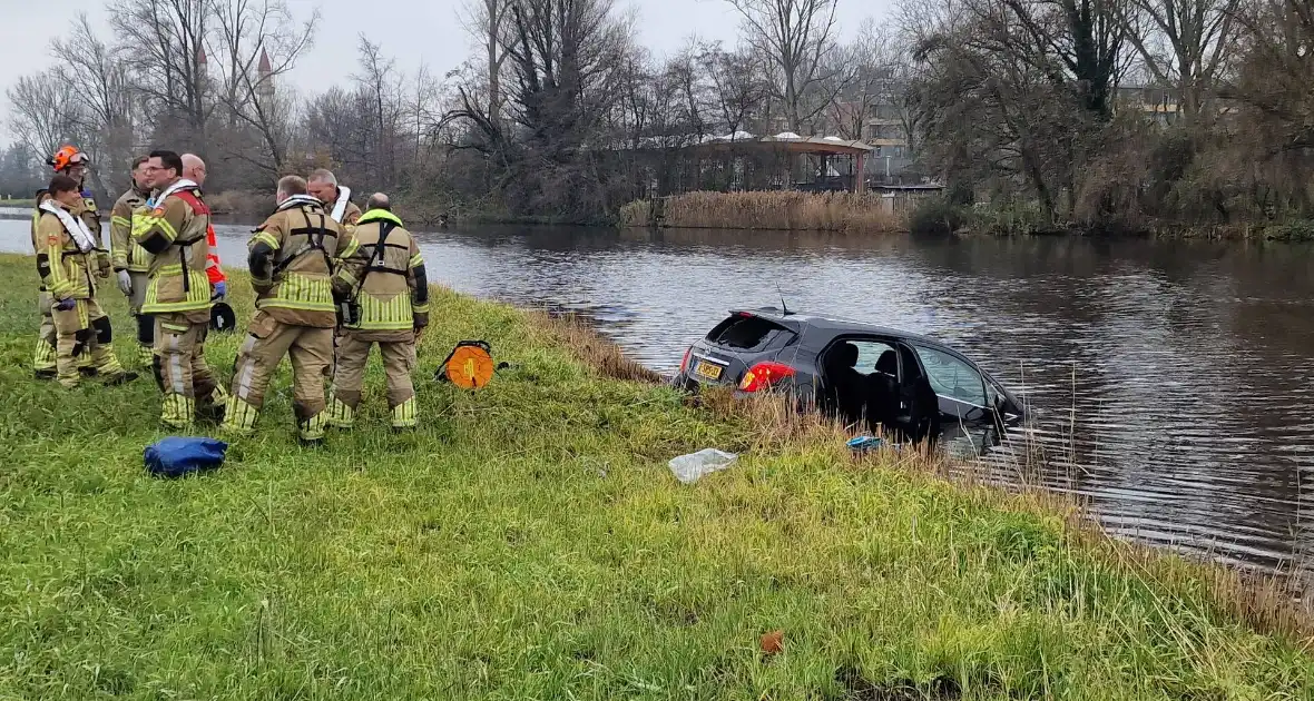 Automobiliste rijdt de Watering in - Foto 2