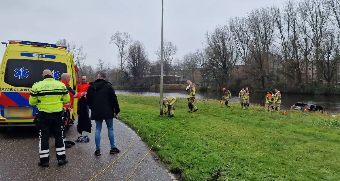 Automobiliste rijdt de Watering in - Foto 3