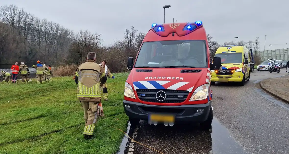 Automobiliste rijdt de Watering in - Foto 5