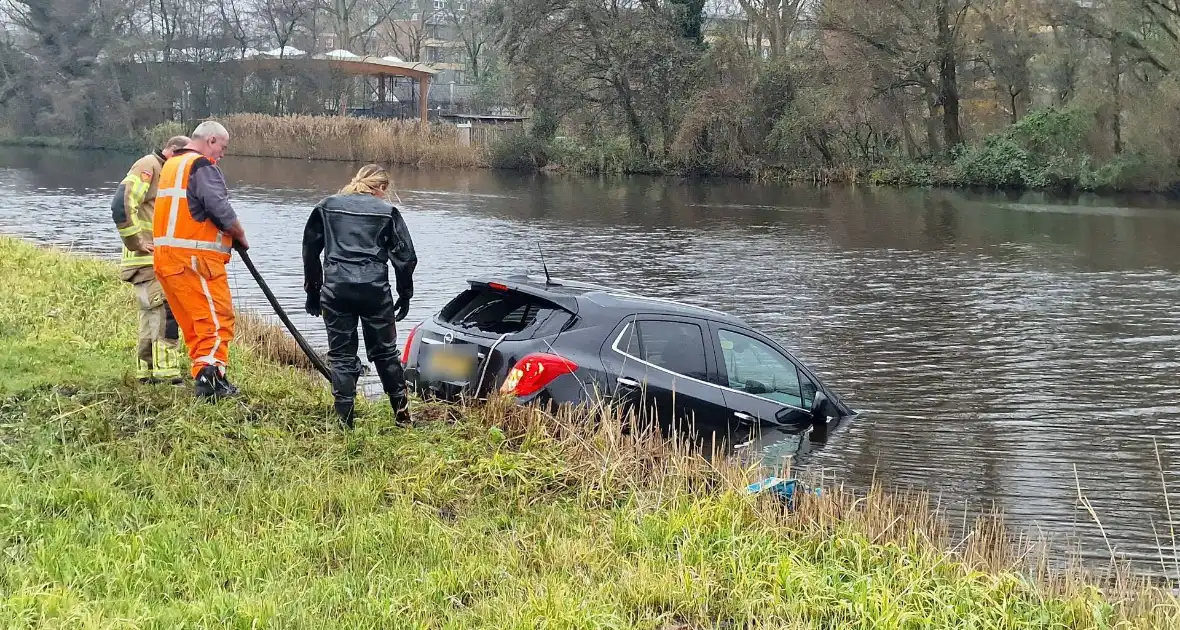 Automobiliste rijdt de Watering in - Foto 6