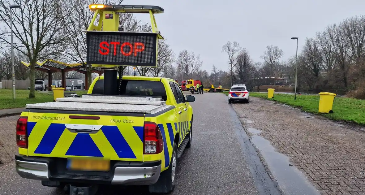 Automobiliste rijdt de Watering in - Foto 7