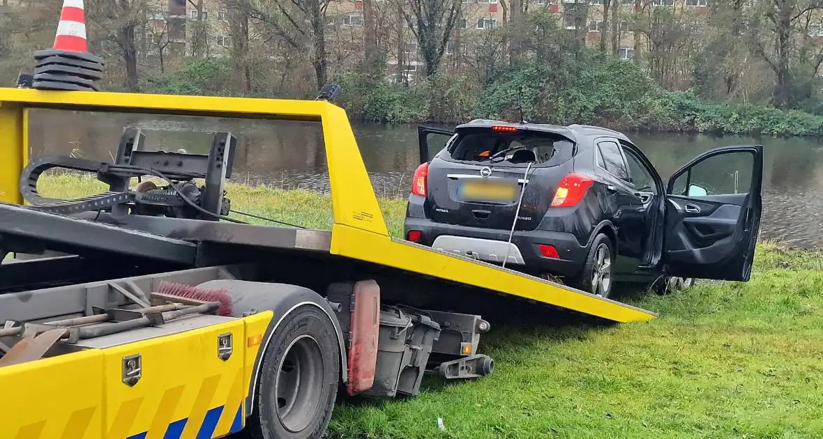 Automobiliste rijdt de Watering in - Foto 9