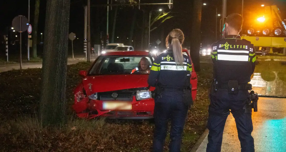 Oudere vrouw botst met auto tegen boom