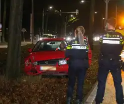 Oudere vrouw botst met auto tegen boom