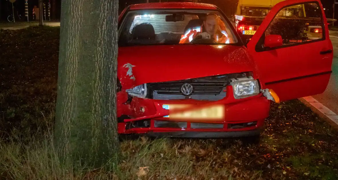 Oudere vrouw botst met auto tegen boom - Foto 1