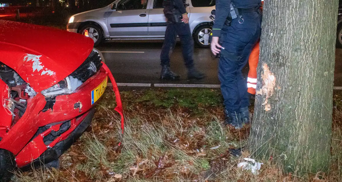 Oudere vrouw botst met auto tegen boom - Foto 2