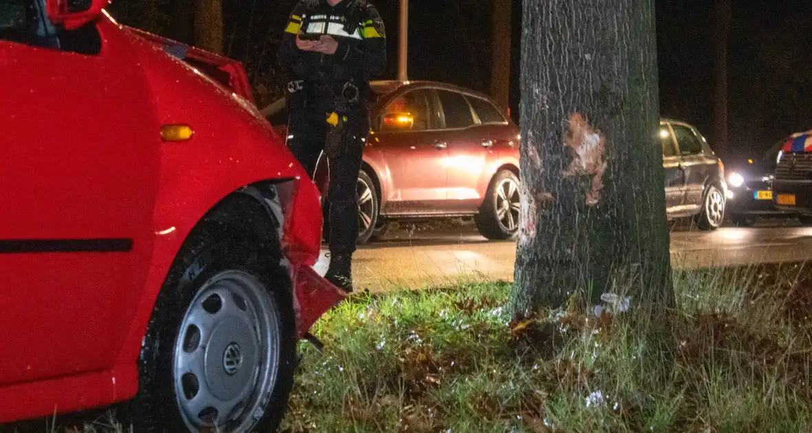 Oudere vrouw botst met auto tegen boom - Foto 4