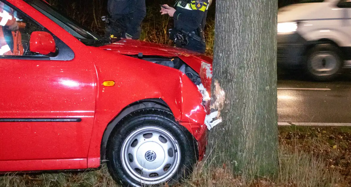 Oudere vrouw botst met auto tegen boom - Foto 5