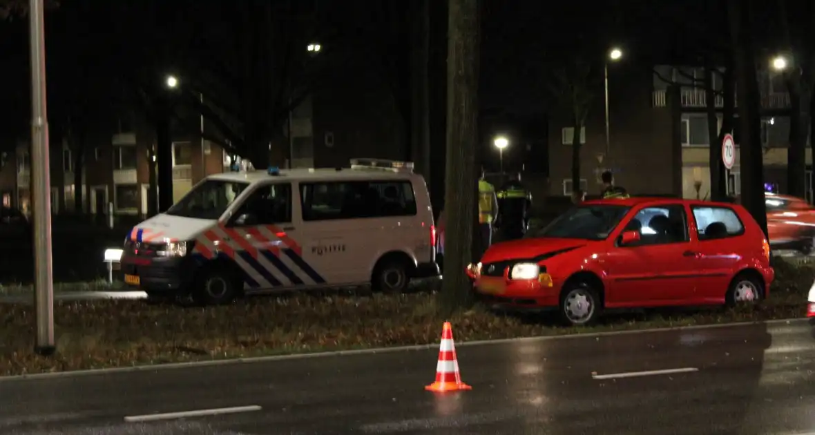 Oudere vrouw botst met auto tegen boom - Foto 6