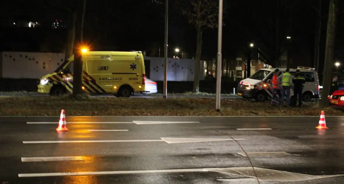 Oudere vrouw botst met auto tegen boom - Foto 7