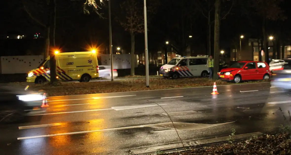 Oudere vrouw botst met auto tegen boom - Foto 8