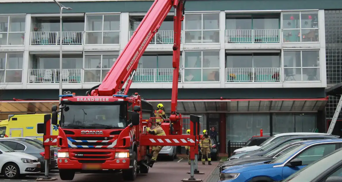 Persoon afgehesen na val van balkon - Foto 2