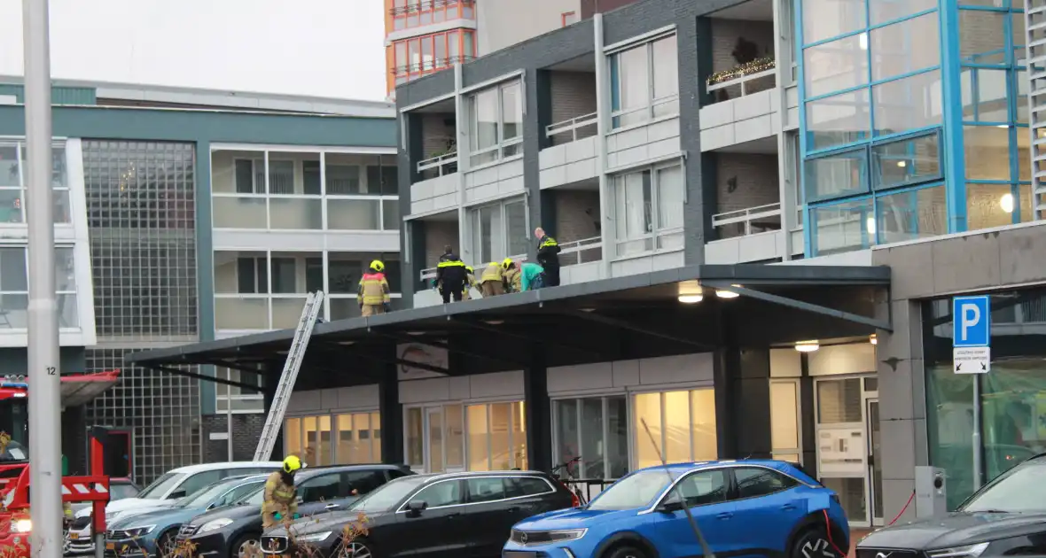 Persoon afgehesen na val van balkon - Foto 4