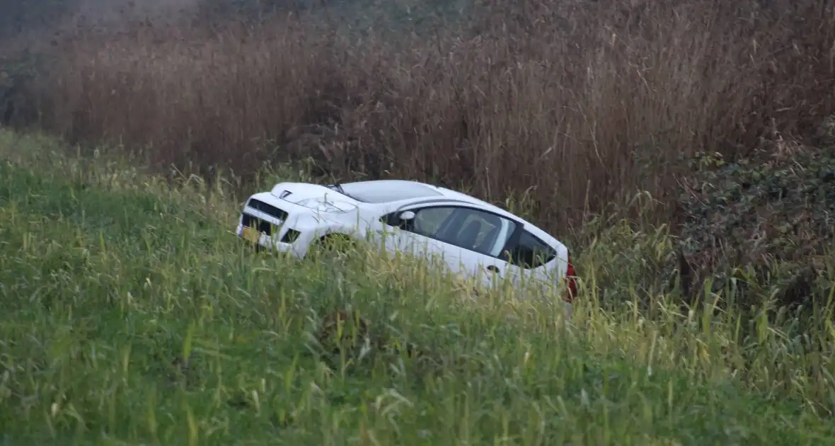 Automobilist belandt bijna in sloot