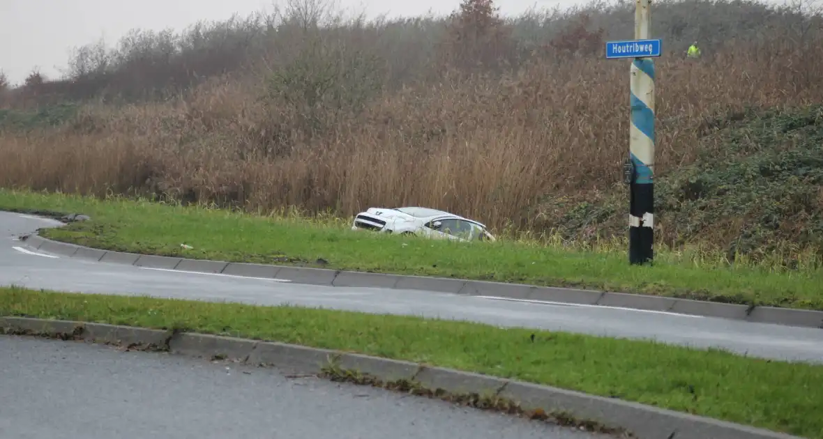 Automobilist belandt bijna in sloot - Foto 1