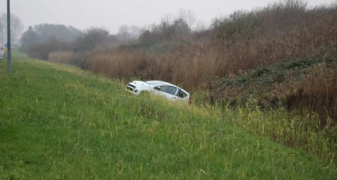 Automobilist belandt bijna in sloot - Foto 2