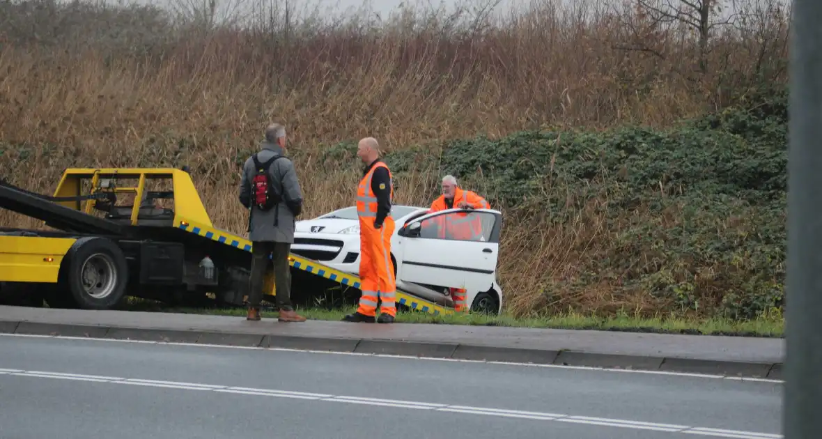 Automobilist belandt bijna in sloot - Foto 4