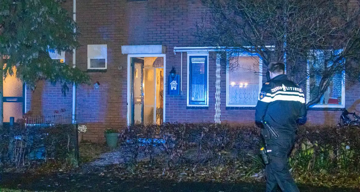 Voordeur zwaar beschadigd door explosie