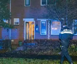 Voordeur zwaar beschadigd door explosie