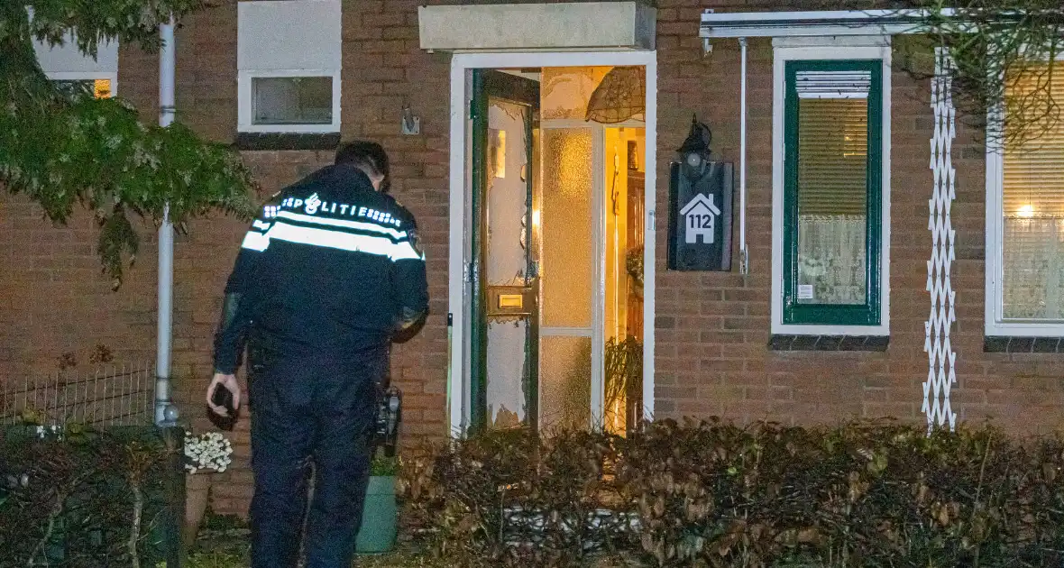 Voordeur zwaar beschadigd door explosie - Foto 1