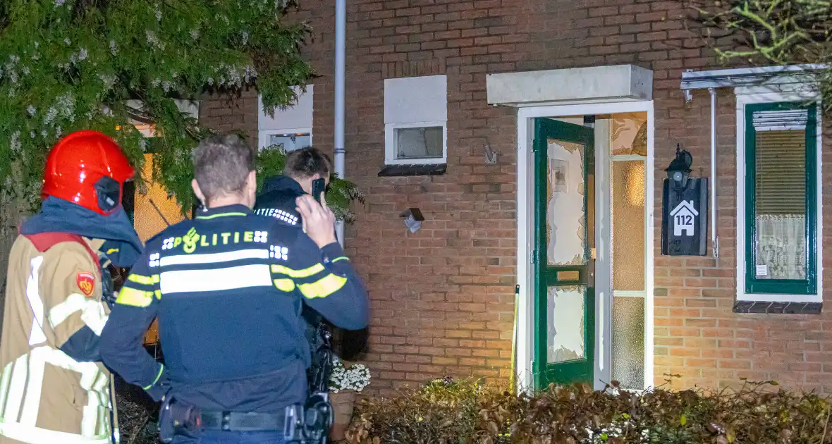 Voordeur zwaar beschadigd door explosie - Foto 2