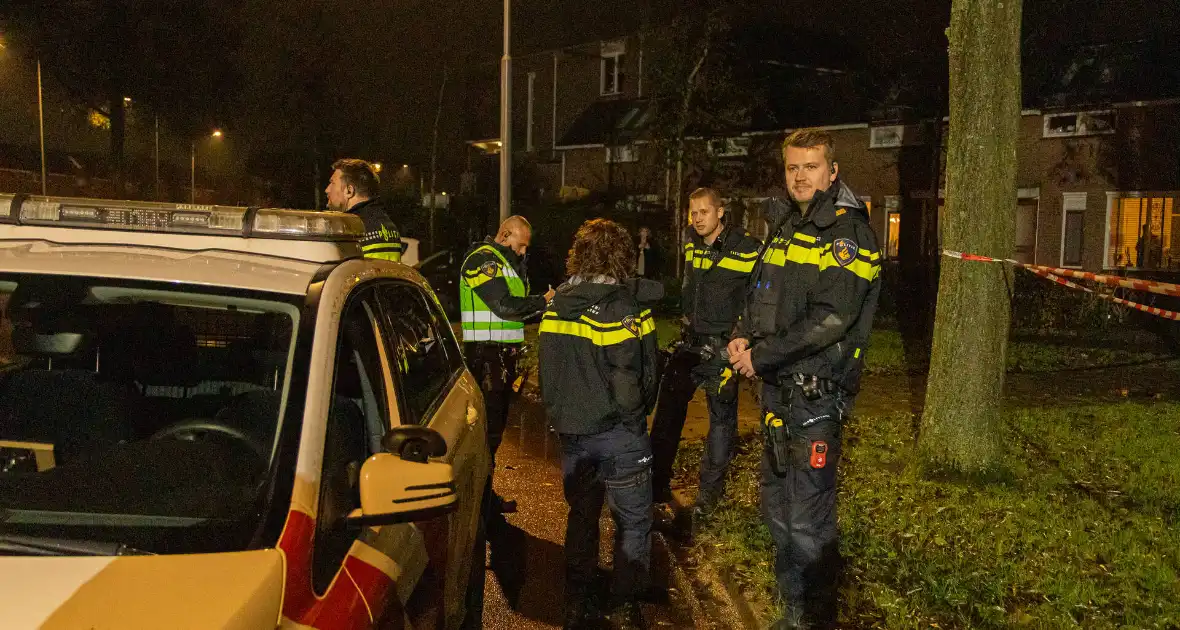 Voordeur zwaar beschadigd door explosie - Foto 4