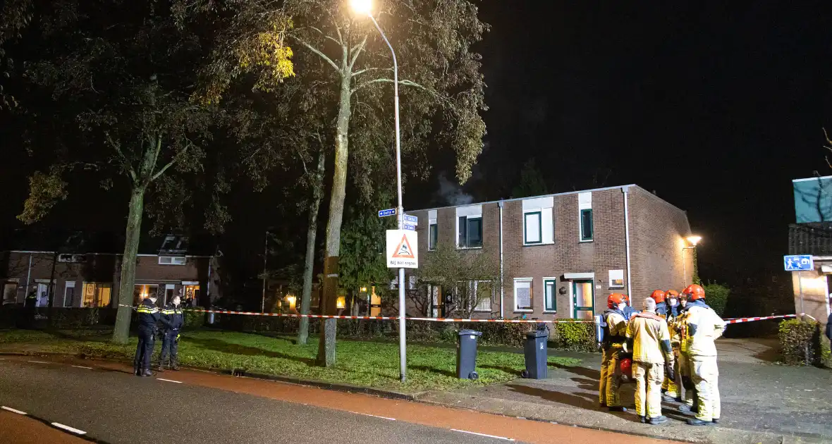 Voordeur zwaar beschadigd door explosie - Foto 5