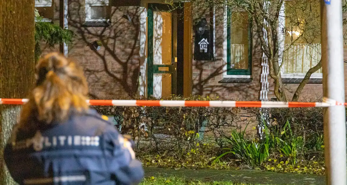 Voordeur zwaar beschadigd door explosie - Foto 6