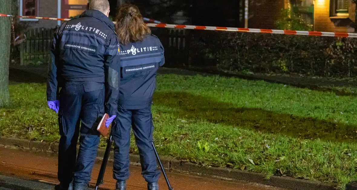 Voordeur zwaar beschadigd door explosie - Foto 7