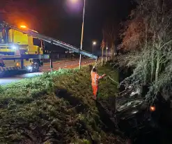 Bestuurder van bestelbus belandt in sloot