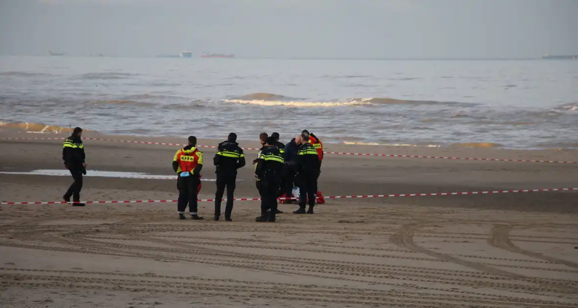 Levenloos lichaam aangetroffen op strand - Foto 3