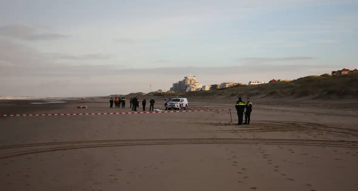 Levenloos lichaam aangetroffen op strand - Foto 5