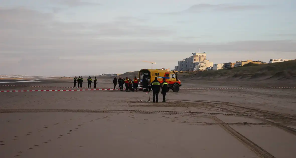 Levenloos lichaam aangetroffen op strand - Foto 6